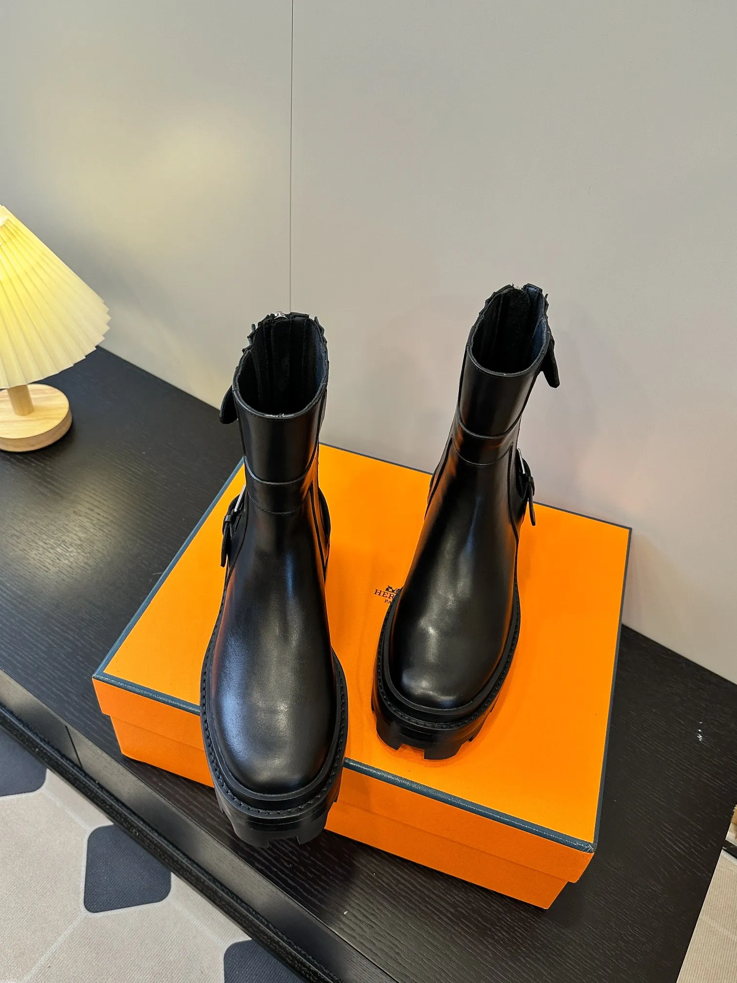 👟👟Ex-factory price 640👟👟 Top version H family 2024 autumn and winter new HERMES classic boots 🇨🇳 Naturally have unique craftsmanship and quality. The leather of this boot is all imported and customized, and the inner material is also imported custom cowhide 🗯️Easy to wear and comfortable, a must-have autumn and winter style that looks good with everything, and the style lasts no matter how you wear it ♥️ Upper: first-layer cowhide Lining: Sheepskin lining Outsole: Rubber bottom Size: Female 35-39 (40 non-returnable and non-exchangeable)